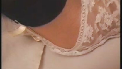 Una ragazza in una gonna di pelle mostra film con trama porno la sua vagina nuda davanti alla telecamera.