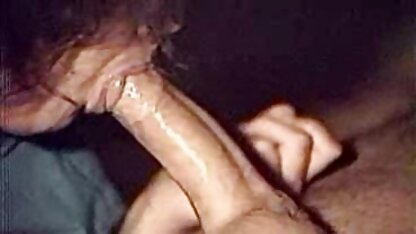 Vecchio studente con fianchi larghi spinge giocattolo del sesso in vagina e film porno completi con trama rasata Sborrate