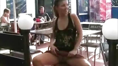 Una giovane coppia cazzo in un club. video porno con trama italiana