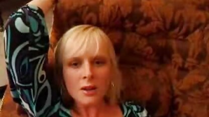 Fotografi esperti video hard italiani con trama scopano mamma e bambino sul divano in pelle