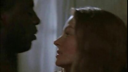 Una giovane donna video hard italiani con trama succhia il membro di un uomo e li guarda negli occhi.